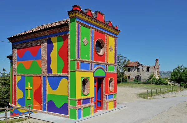 Langhe, alba yanında renkli kilise — Stok fotoğraf