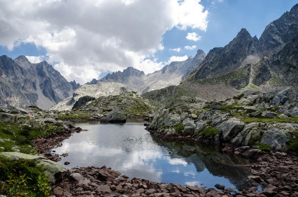 Piccolo lago di montagna — Foto Stock