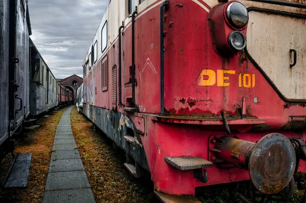 Estación vieja y tren oxidado — Foto de Stock