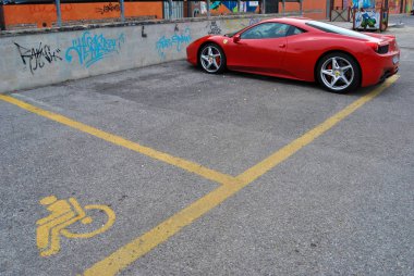Bir Ferrari araba bir Engelli Park koyda