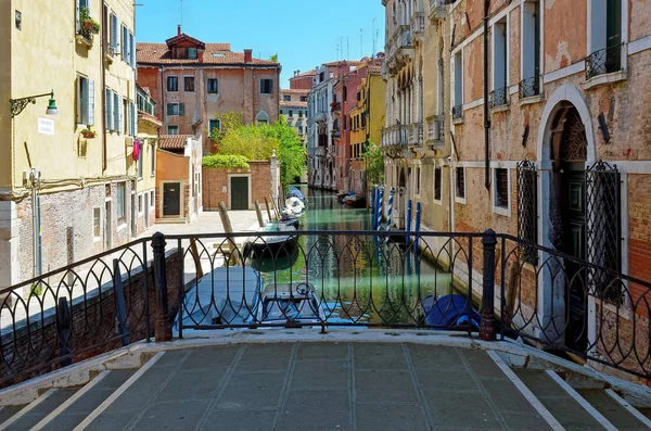 Венеция, дома и каналы — стоковое фото