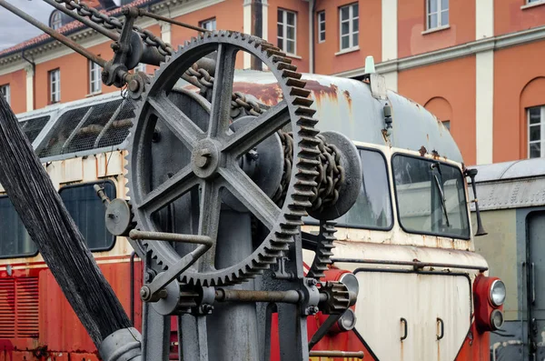 Grúa de hierro del siglo XIX en la estación de tren — Foto de Stock