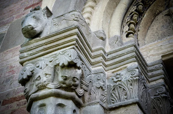 Abbazia di Vezzolano, detalle de la fachada —  Fotos de Stock