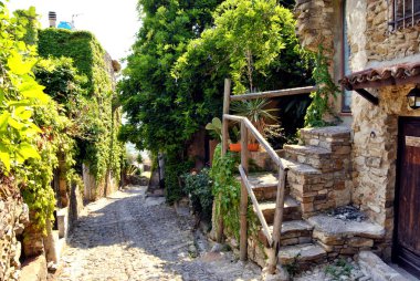 Bussana Vecchia sokakları