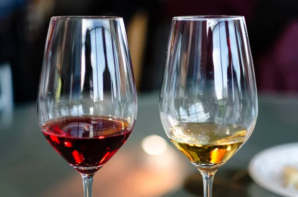 Два бокала разных вин — стоковое фото