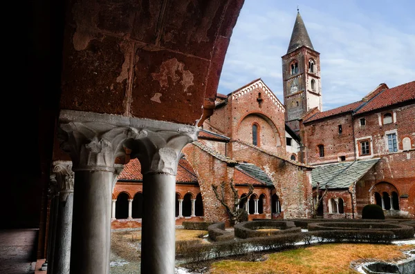 Монастырь аббатства Стаффарда (Ревелло, Италия ) — стоковое фото