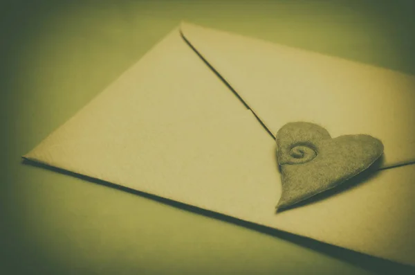 Groene liefde brief envelop — Stockfoto