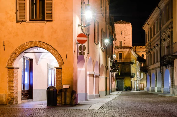 Via Cavour gece Alba (İtalya), — Stok fotoğraf