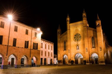 Alba (İtalya), Piazza Duomo