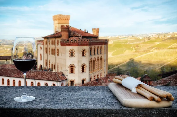 Kadeh şarap breadsticks ve Barolo Kalesi (İtalya ile — Stok fotoğraf