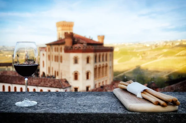 막대기와 Barolo의 성 (이탈리아 와인의 성배 — 스톡 사진