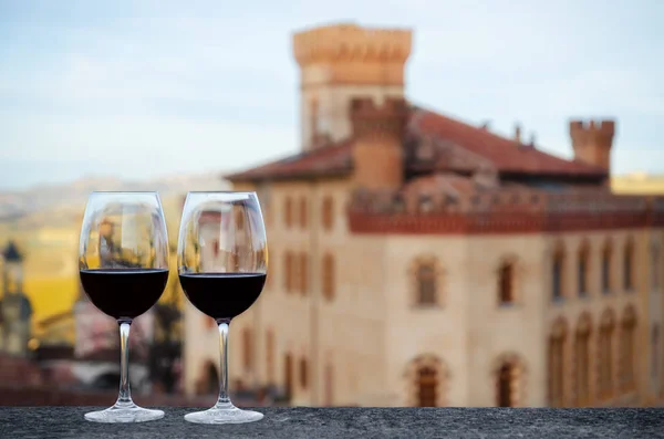 Twee kelken van wijn met het kasteel van Barolo (Italië) — Stockfoto