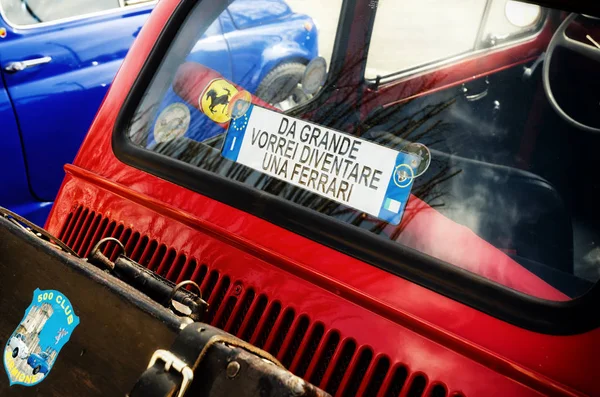 Fiat 500 clássico com placa engraçada — Fotografia de Stock