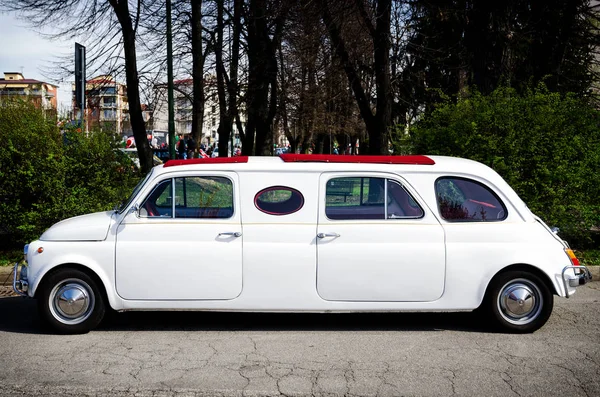 Fiat 500 limusine em um rali de carro clássico — Fotografia de Stock