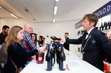 şarap tadımı Vinum (Alba, İtalya)