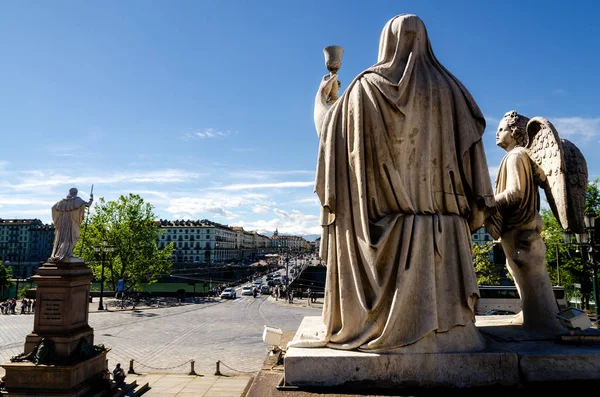 Turin, kadeh tutan Gran Madre heykeli — Stok fotoğraf