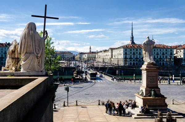 Turyn, statua Gran Madre trzymając kielich — Zdjęcie stockowe