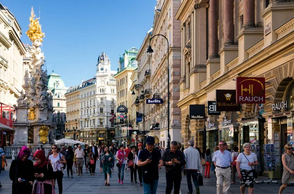 Viyana, insanlar Graben sokakta
