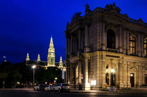 维也纳，在晚上的城堡剧院 — 图库照片