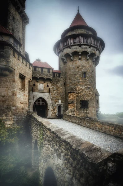 Burg Kreuzenstein Kalesi