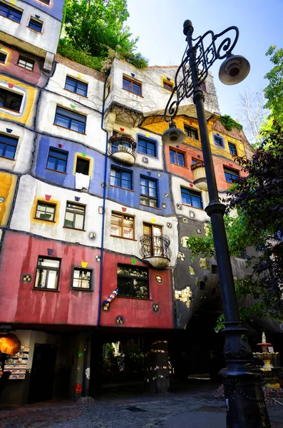 Відень, барвисті Hundertwasserhaus — стокове фото