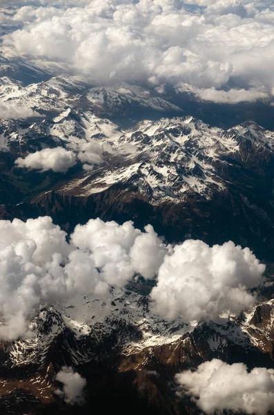 Montanhas vistas de um avião — Fotografia de Stock