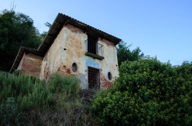Üzüm bağları içinde terk edilmiş adımız