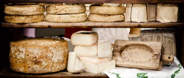 peynir pazarında tezgah üzerinde