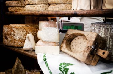 peynir pazarında tezgah üzerinde