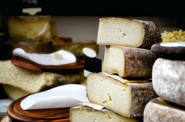 peynir pazarında tezgah üzerinde