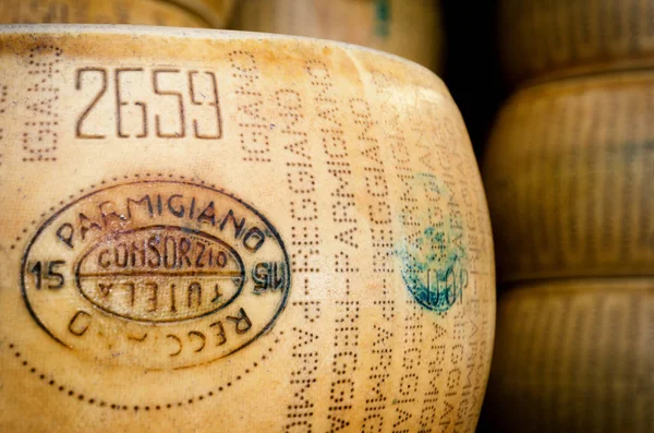 Πολλοί τροχούς τυρί Parmigiano Reggiano — Φωτογραφία Αρχείου