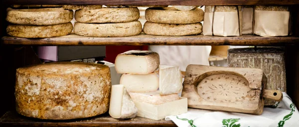 peynir pazarında tezgah üzerinde