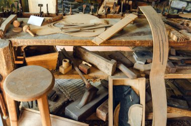 Eski luthier'ın atölye tezgah