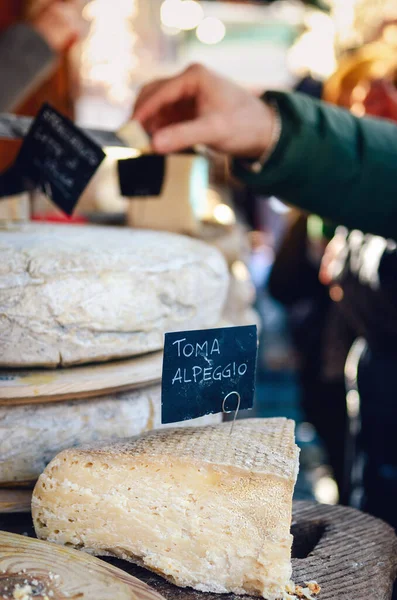 Market Stall Italian Hard Cheese Sliced Open Alp Cheese Label — Stock Photo, Image