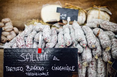 Geleneksel Salam (İtalyan sosis) piedmont, İtalya ' dan truffle (tartufo), barolo şarap ve domuz eti (cinghiale) üzerinde kurulu ile bir piyasa ahır ile terbiyeli