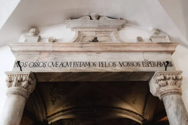 에보라 포르투갈 2019 2019 포르투갈의 에보라에 예배당 포르투갈어 메시지는 뼈들이 스톡 사진
