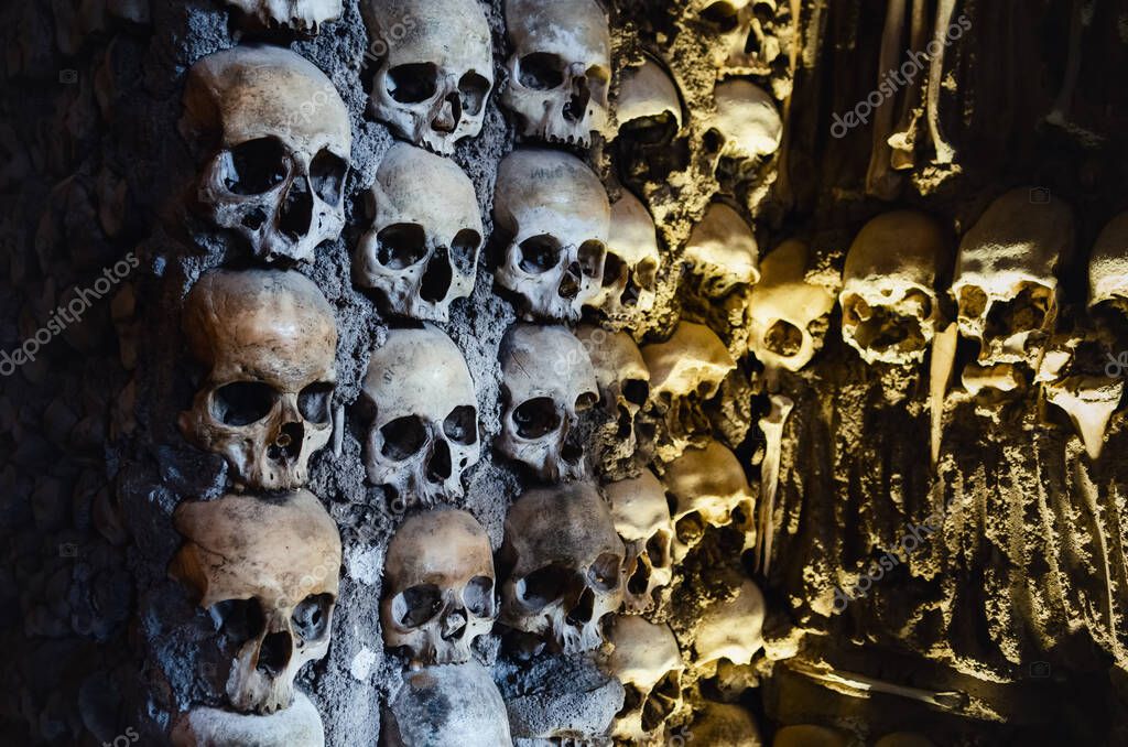 EVORA, PORTUGAL - 1 DE FEBRERO DE 2019: Detalle de la Capela dos Ossos,  famosa capilla interior cubierta de huesos humanos dentro de la iglesia de  San Francisco en Evora, Portugal, el
