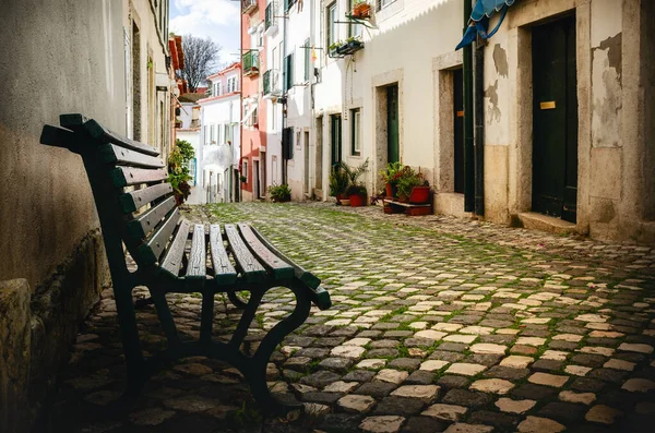 Lizbon Portekiz Tarihi Alfama Bölgesinin Sessiz Dar Gölgeli Arka Sokaklarında — Stok fotoğraf