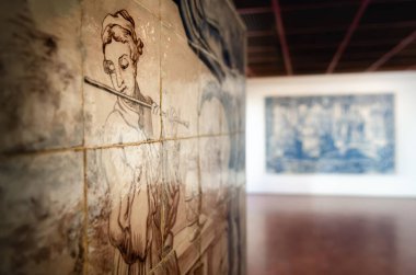 LISBON, PORTUGAL - 2 Şubat 2019: Barok XVIII yüzyıllık antik azulejo seti, 2 Şubat 2019 tarihinde Lizbon Ulusal Fayans Müzesi 'nde kadın flütçü ile geleneksel boyanmış fayanslar.