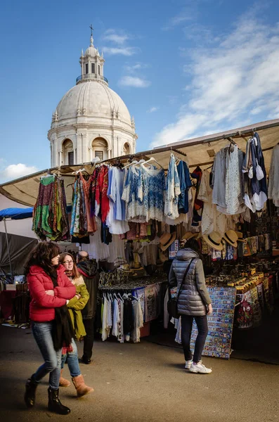 Lisbon Portugal February 2019 Tourists Looking Stall Feira Ladra Famous — Stock Photo, Image