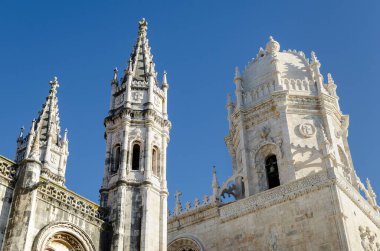 Lizbon Belem 'deki Jeronimos Manastırı Portekiz' deki geç dönem gotik el kitabı mimarisinin en iyi örneğidir. Çan kulesinin ayrıntıları ve Santa Maria Kilisesi 'nin kubbesi. Dışarıdan görülen manastırın yanında.