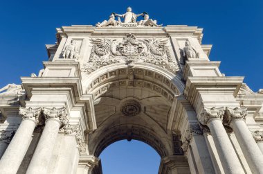 Arco da Rua Augusta, Portekiz 'in Lizbon şehrinin ana caddesinin anıtsal kemeri, Praca do Comercio' dan (Ticaret Meydanı) görüldü, 1755 depreminden sonra şehrin yeniden inşası anısına inşa edildi.