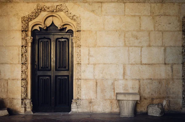 Porta Legno Antico Attraverso Muro Pietra Gialla Del Chiostro Antico — Foto Stock