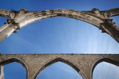 Portekiz, Lizbon 'daki antik Carmo manastırının kalıntılarındaki kemer ayrıntıları, gökyüzüne açılan çatısız kilise 1755 depremine kadar hayatta kaldı.