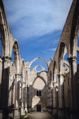 Lizbon, Portekiz 'deki antik Carmo manastırının kalıntıları, gökyüzüne açılan çatısız kilise 1755 depremine kadar hayatta kaldı.