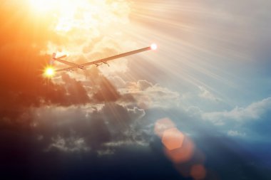 Güneş Enerji üzerinde test aşamasındaki uçaklar. Güneş ışığı ile bulutlu gökyüzü güneş dürtü