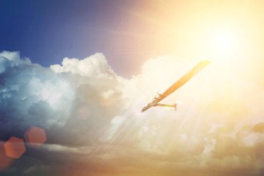 Güneş Enerji üzerinde test aşamasındaki uçaklar. Güneş ışığı ile bulutlu gökyüzü güneş dürtü 
