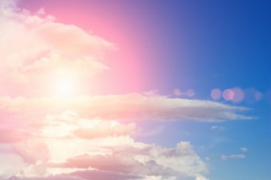 Bulutlu ve güneşli güzel gökyüzü