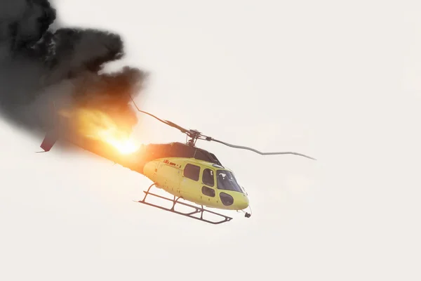 Uçak kazasında. Düşen helikopter yanan
