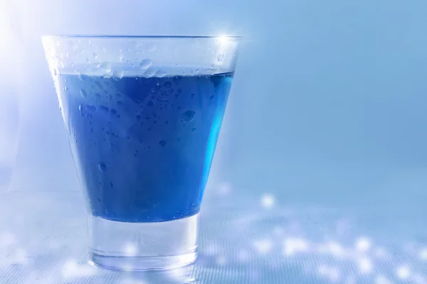 Alkollü curacao kokteyl mavi. Taze içecekler